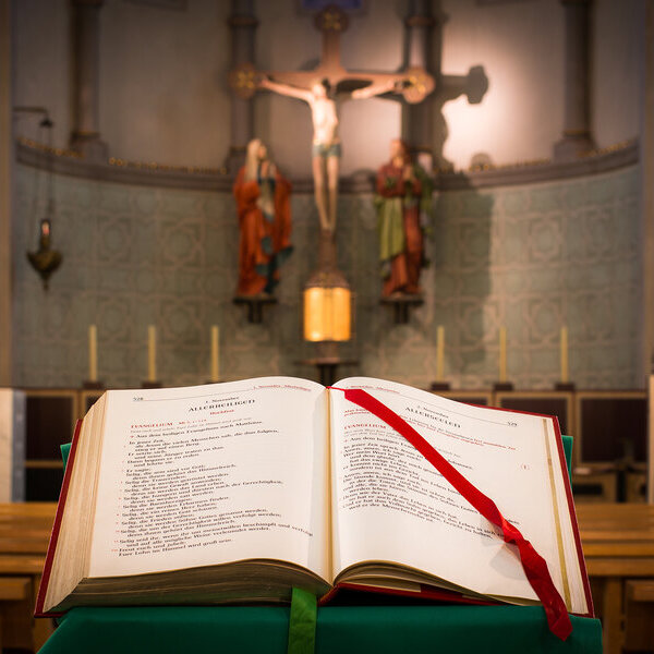 Aufgeschlagenes Messlektionar in einer Kirche / didgeman / Pixabay.com / Pixabay License https://www.pfarrbriefservice.de/image/aufgeschlagenes-messlektionar-einer-kirche?vm=download&rdm=bgfmAs7TIg7O