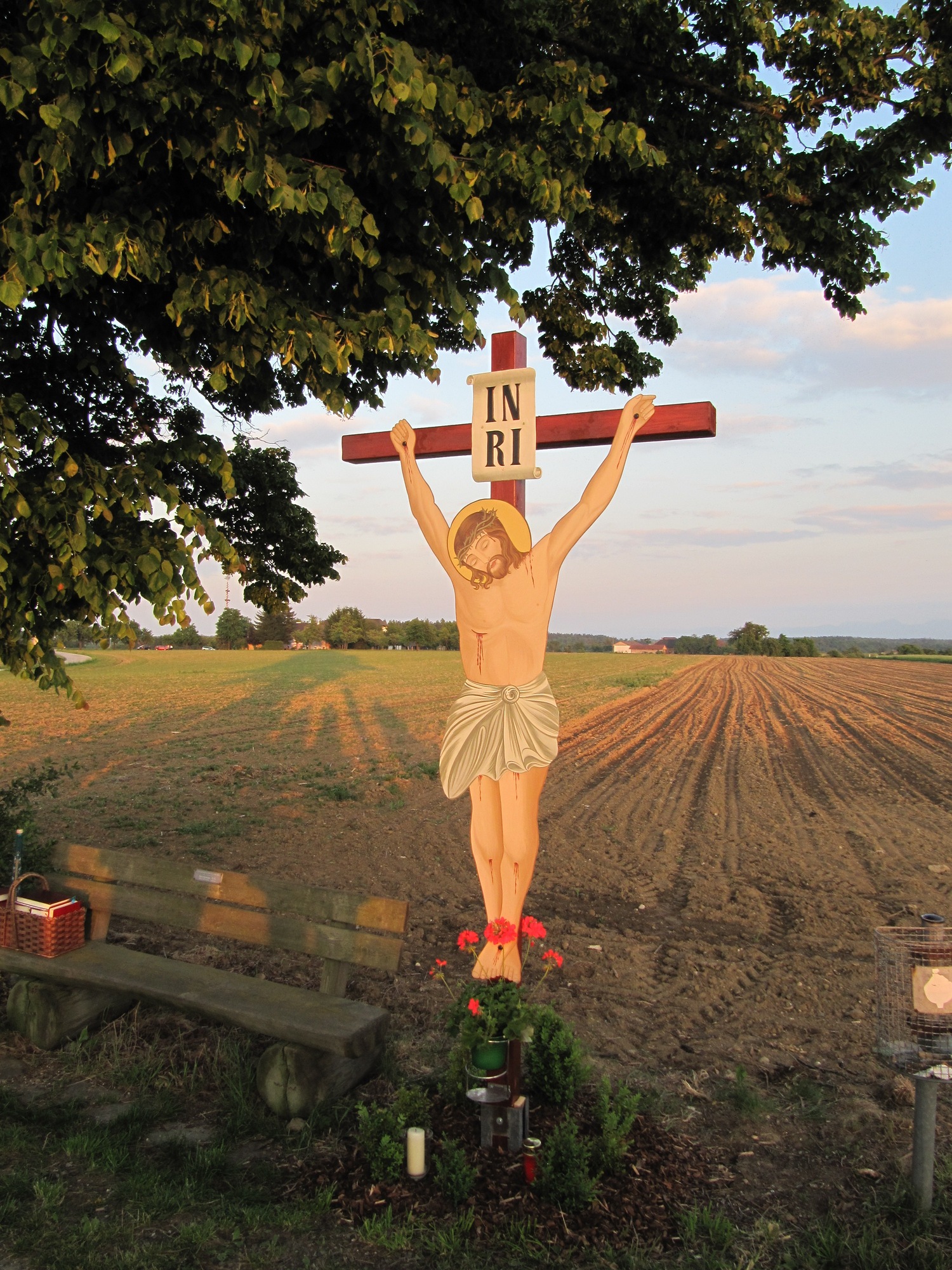 Kreuz am Wegrand                               