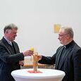 Bischof Manfred Scheuer bedankte sich bei Generalvikar Severin Lederhilger für die vertrauensvolle Zusammenarbeit.